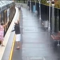 Asinsstindzinošs skats Austrālijā: Bērns iekrīt starp vilcienu un peronu