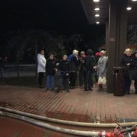 Foto: Siguldas 'Šokolādē' aizdegusies lampa un evakuēti cilvēki