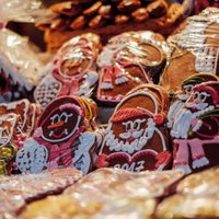 Foto: Smeķīgi labumi, karstvīns un nieciņi Ziemassvētku tirdziņā Doma laukumā