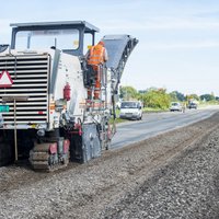 Ceļu remontu dēļ ierobežota satiksme uz Jūrmalas šosejas un Jelgavas apkārtnē