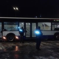 Pa satiksmes autobusu, iespējams, šauts ar pneimatisko ieroci; policija sāk kriminālprocesu