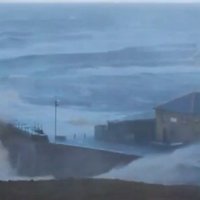 Video: mežonīgie 'Ksavera' radītie jūras viļņi Lielbritānijas krastos