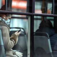 41% латвийцев будут носить маски в транспорте и после отмены этого требования