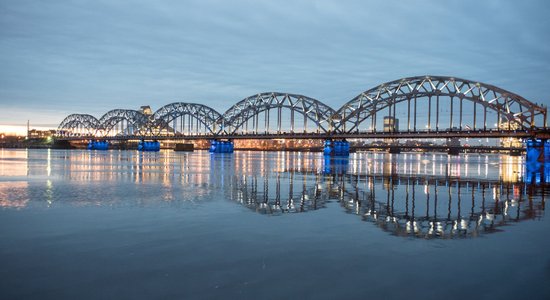 Ģenerāļa Radziņa krastmalā pie Dzelzceļa tilta samazinās transporta joslu skaitu