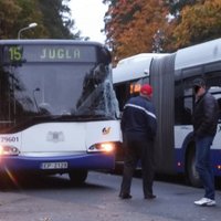 Mežciemā saduras divi 'Rīgas satiksmes' autobusi