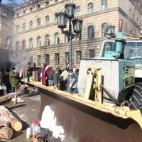 Barikāžu aizstāvju atceres pasākumu laikā vairākās vietās Rīgā ierobežos satiksmi