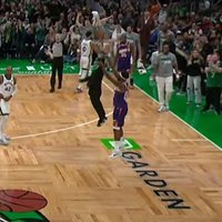 Video: 'Celtics' treneris ar lielu apņēmību cenšas bloķēt pretinieka metienu pa grozu
