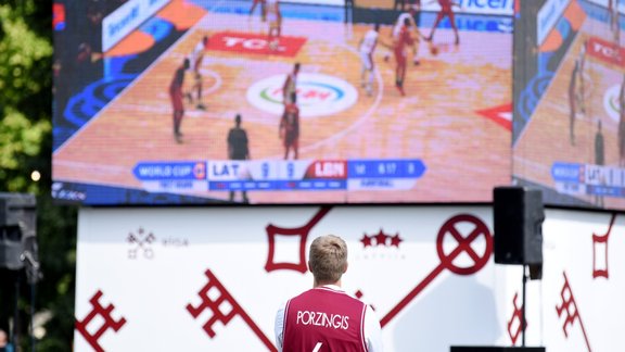 Basketbola fani skatās Latvija-Libāna Esplanādē - 3