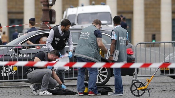 Parīzē 'Tour de France' finišā policija atklājusi uguni uz automašīnu - 5