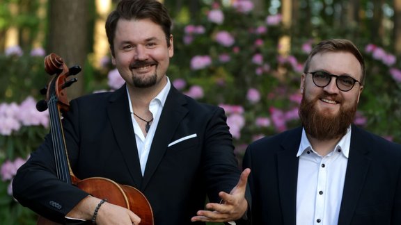 Foto: Valters Pūce un Dainis Tenis aizsāk koncertu sēriju ziedošos rododendros