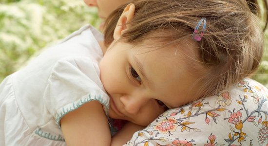 Kā atbalstīt kautrīgu bērnu: psihologa padomi