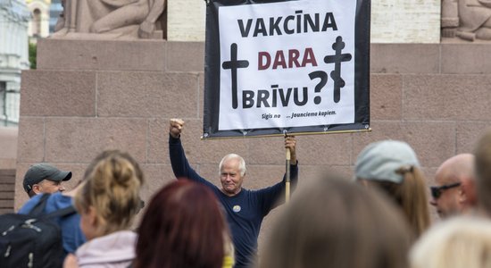 ФОТО: В Латвии прошли митинги противников обязательной вакцинации, полиция возбудила административные дела