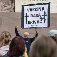 ФОТО: В Латвии прошли митинги противников обязательной вакцинации, полиция возбудила административные дела