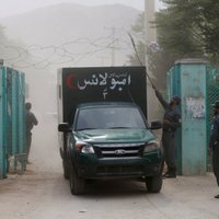 Kabulā bēru ceremonijas laikā nogrand sprādzieni; vismaz 12 bojā gājušie