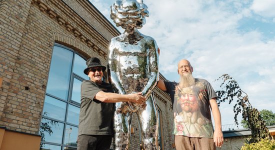 Foto: "Zuzeum" atklāta jauna Aigara Bikšes skulptūra "Domātājs"