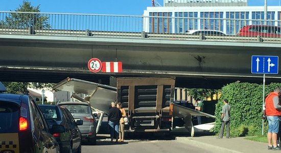 Zem Vanšu tilta iestrēdzis auto; veidojas sastrēgums