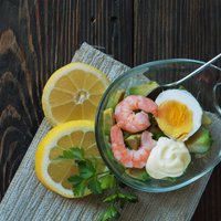 Garneļu - avokado un olu salāti