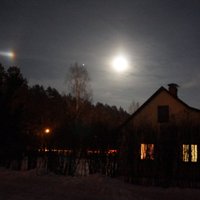 Foto: Aculiecinieki fiksē mēness halo Latvijas debesīs