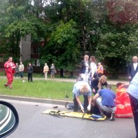ФОТО: В аварии на улице Дзирциема тяжело пострадал мотоциклист (обновлено)