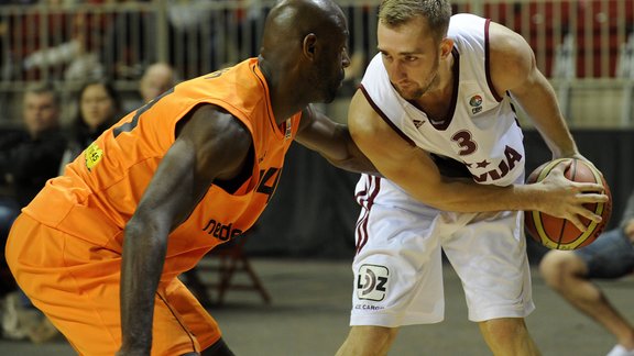 Latvijas basketbola izlase pārspēj Nīderlandi