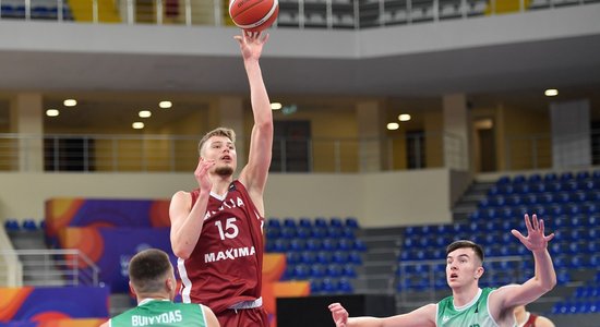 Latvijas U-20 basketbolisti EČ B divīzijas turnīru turpina ar uzvaru