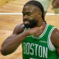 Bostonas "Celtics" līderis Brauns sodīts par nepieklājīgu žestu