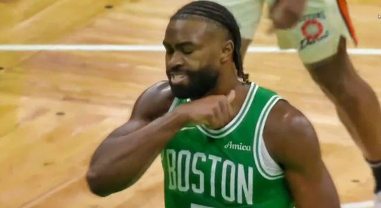 Bostonas "Celtics" līderis Brauns sodīts par nepieklājīgu žestu