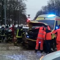 Video: Rīgā avarē ātrās palīdzības auto un vieglā automašīna