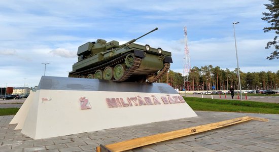 "Militarizētās tēlniecības kompozīciju" pie Ādažu bāzes saglabās, saka Sprūds