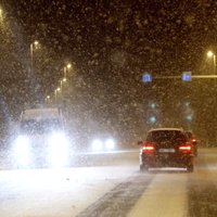 Из-за сильных снегопадов осложнено движение по всей Латвии