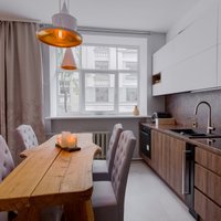 Foto: Pasteļtoņiem piesātināts dzīvoklis Rīgas centrā, kuram dizainu veidojis šefpavārs