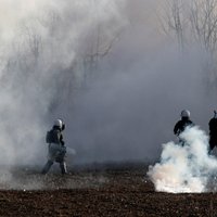 Grieķijas policisti bēgļus uz robežas attur ar asaru gāzi un ūdens lielgabaliem