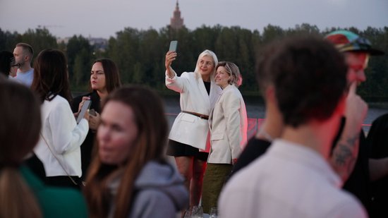 Dzirkstošas ballītes nerimst – restorāns MADA aicina svinēt vasaru