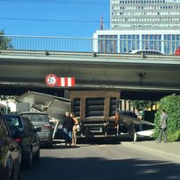 ФОТО: У резиденции Вейониса застрял грузовик
