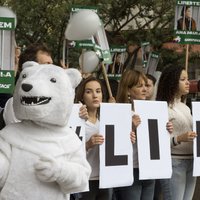 Fotoreportāža: protesta akcijās pieprasa Krievijai atbrīvot 'Greenpeace' aktīvistus