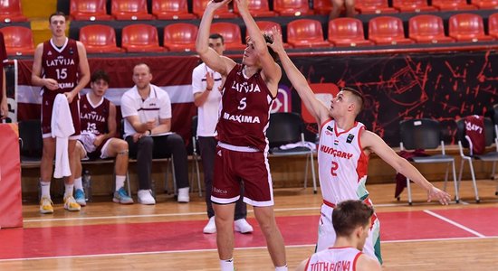 Latvijas U-20 basketbolisti EČ B divīzijā atspēlē 16 punktu deficītu un pieveic ungārus