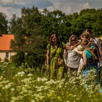 Foto: Zaļā dzīvesveida entuziasti izbauda 'Zaļo brīvdienu' Āraišos