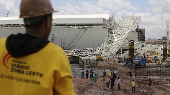 Stadionam Brazīlijā ielūzt jumts - 3