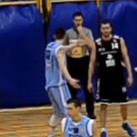 Video: Igaunijas čempionātā lietuvietis iespļauj pretiniekam galvā