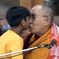 Dalailamam nācies atvainoties par aicinājumu zēnam 'sūkt viņa mēli'