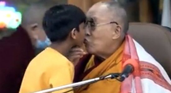 Dalailamam nācies atvainoties par aicinājumu zēnam 'sūkt viņa mēli'