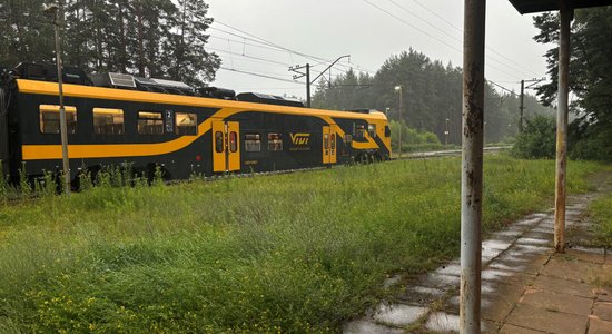 Elektroenerģijas padeves bojājums novērsts; vilcienu kustībā  Krustpils līnijā vēl iespējami kavējumi