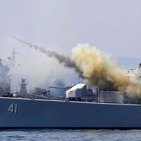 Melnajā jūrā paralēli notiek lielas NATO un Krievijas militārās mācības