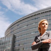 Latvijā no Eiropas valstīm proporcionāli visvairāk sieviešu ir vadošos amatos, atklāj pētījums