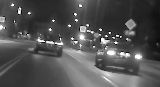 Policija Jelgavā aptur ar 140 km/h braucošu BMW un 'Audi' tandēmu