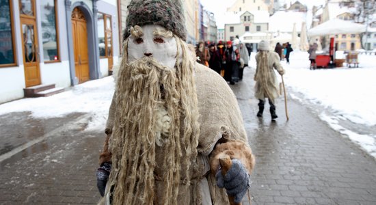 Foto: Ērmi, mošķi un vieplīši. Rīgā noticis Meteņu masku gājiens