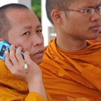 Taizemē kāds budistu mūks nopērk 22 luksusa auto par 3 miljoniem dolāru