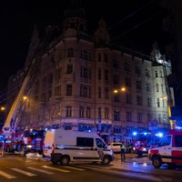 No degošas mājas Rīgas centrā naktī evakuēti vairāk nekā 30 cilvēku