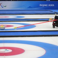 Ķīnas izlase Pekinas paralimpiskajās spēlēs izcīna zelta medaļas ratiņkērlingā