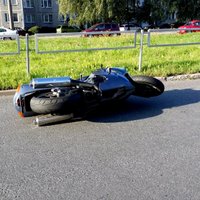 Foto: Motociklists uz gājēju pārejas Rīgā notriec sirmgalvi